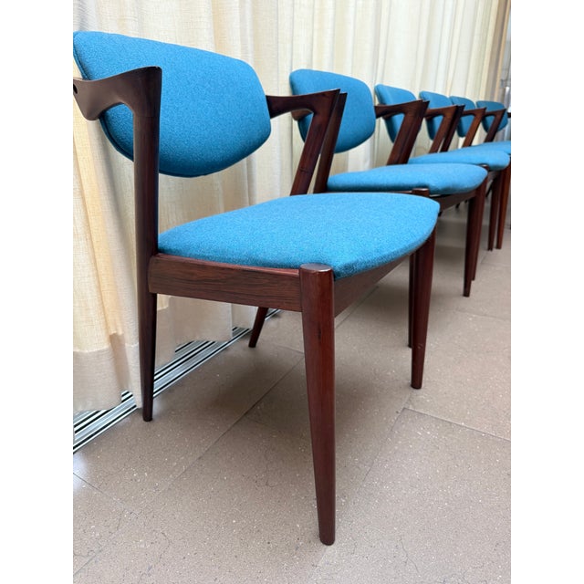 Blue 1950s Danish Modern Attributed to Kai Kristiansen Set of 6 Rosewood Model 42 Dining Chairs (Fully Restored) For Sale - Image 8 of 14