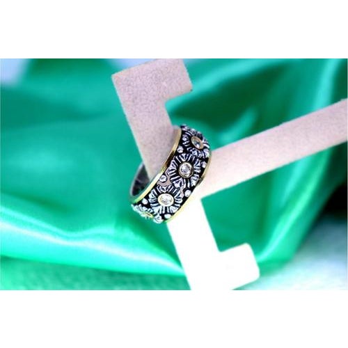 Gold Gold and Silver Ring with Flower-Shaped Reliefs For Sale - Image 8 of 10