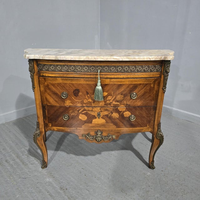 Excellent quality French bombe shaped walnut commode chest of drawers, inlaid spray of marquetry flowers to the two lower...