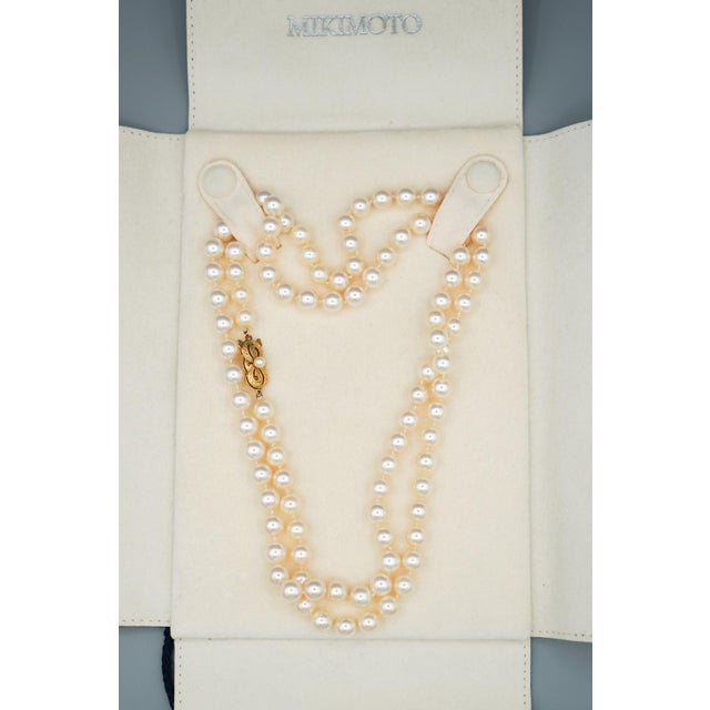 1990s Mikimoto Signed 33-Inch Akoya Pearl 18k Gold Bead Necklace For Sale - Image 4 of 9