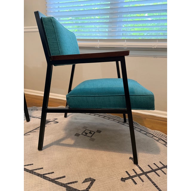 Pair of Steelcase Mid-Century Modern Lounge Armchairs in Original Upholstery For Sale - Image 9 of 11