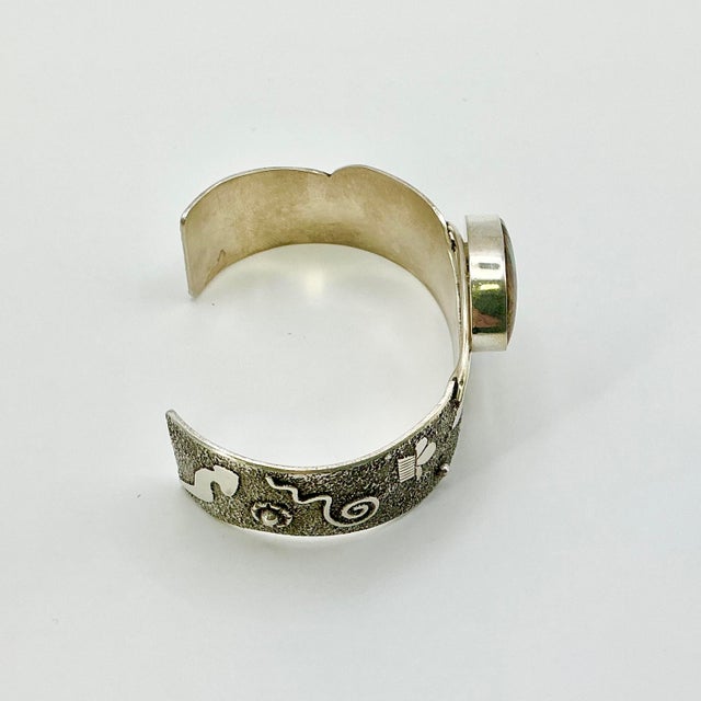 Chartreuse 1990s Vintage Southwestern Navajo American Silversmith Fritson Toledo Sterling & Green Turquoise Cuff Bracelet - 7” For Sale - Image 8 of 18