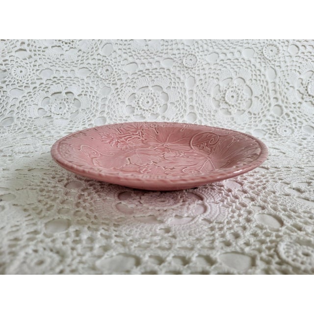 Hollywood Regency 1970s Bordallo Pinheiro Mauve Pink Majolica Bowl With Vines & Leaves For Sale - Image 3 of 4