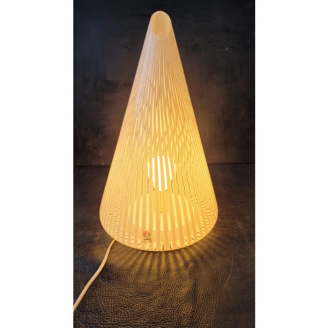 White Pyramidal Table Lamp by Murano Masters, Italy, 1970s For Sale - Image 8 of 14