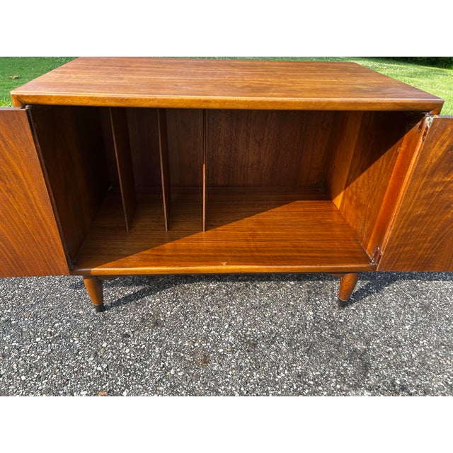 Mid Century Lane Acclaim Record Cabinet Dove Detail For Sale In Cleveland - Image 6 of 11