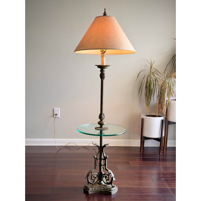 Vintage 1960s–70s Hollywood Regency Cast Metal & Glass Tray Table Floor Lamp — Neoclassical Rococo Side Table Lamp For Sale - Image 10 of 11
