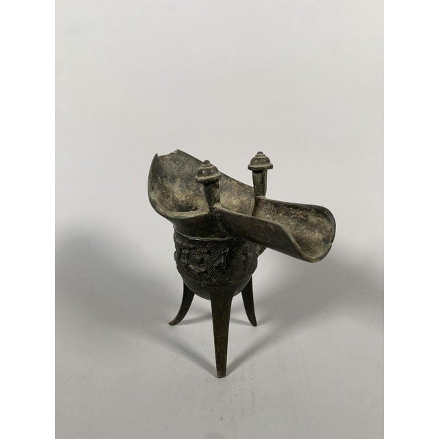 Metal Bronze tripod cup "Jue", China, Ming dynasty (1368-1644) For Sale - Image 7 of 11