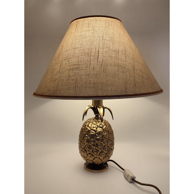 Beige Hollywood Regency Pineapple Table Lamp in Brass with Linen Shades from Maison Le Dauphin, France, 1970s For Sale - Image 8 of 18