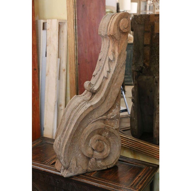 Large hand-carved oak corbel. Decorated in carved acanthus leaf motif. Circa 1880, France.