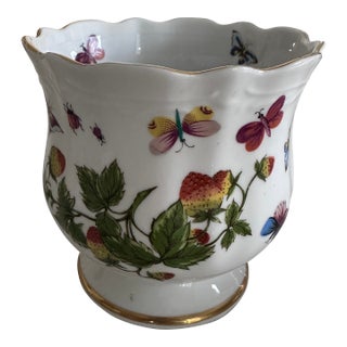 Chinoiserie Porcelain Cachepot With Butterflies and Floral Decoration For Sale