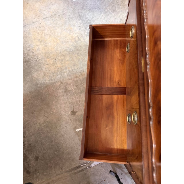 1940s Vintage Mahogany Chest of Drawers With Bookmatched Flame Veneer, C. 1930's For Sale - Image 5 of 8