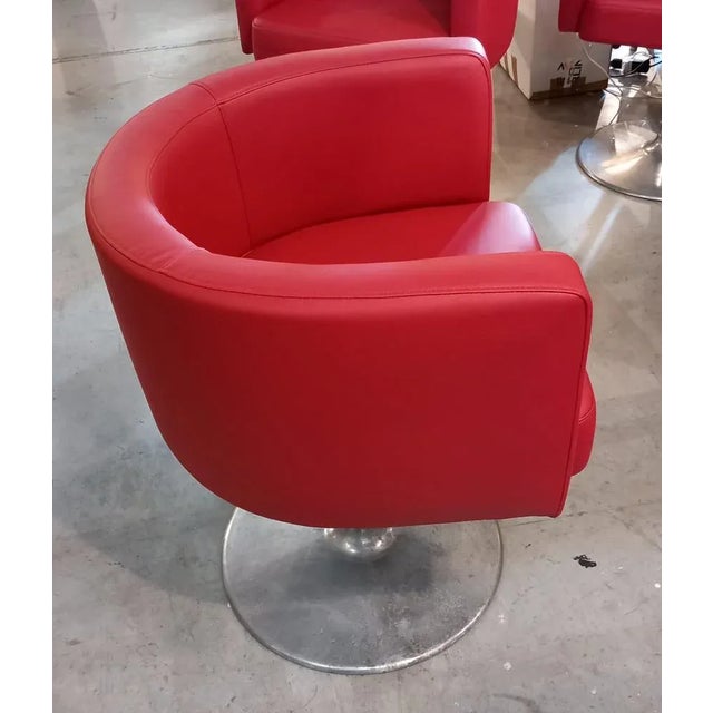 70s armchairs at fixed height. Swivels with locking handle below. Very comfortable and with the height of the ideal armrest.