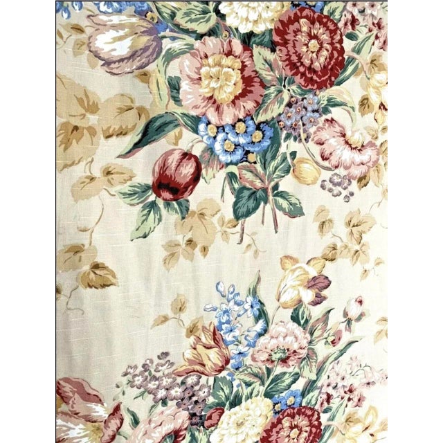 1980s Beautiful Vintage Linen Floral Cottage Shabby Chic French Fabric- 2.5 Yards For Sale - Image 5 of 5