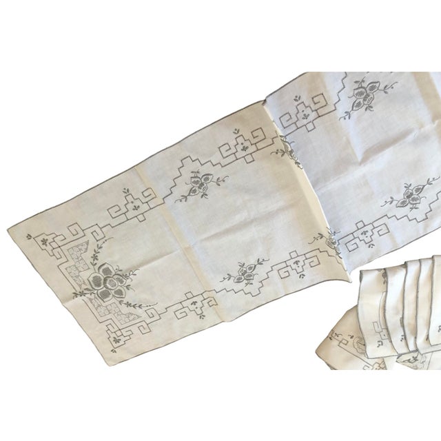 1940s 1940’s Hand-Embroidered Table Runner & Placemats, 12 Pieces For Sale - Image 5 of 9