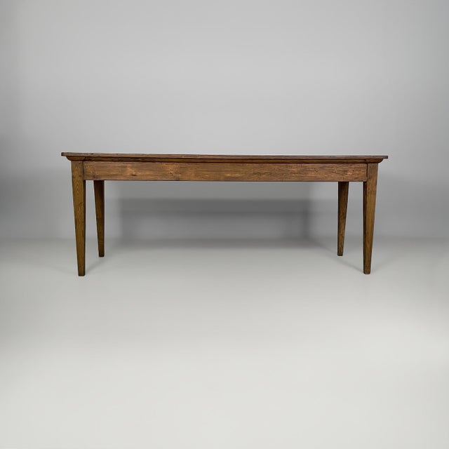 Italian art deco wooden dining table, 1930s Dining table in wood with pronounced grain, rectangular top and tapered legs...