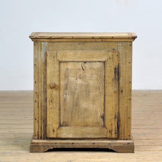 This charming small oak cabinet from the early 19th century combines authenticity with functionality. The piece of...