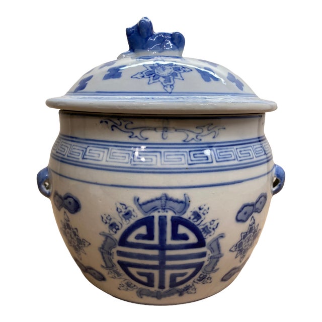 Late 20th Century Chinese Blue & White Chinoiserie Rice Jar With Foo Dog Lid For Sale