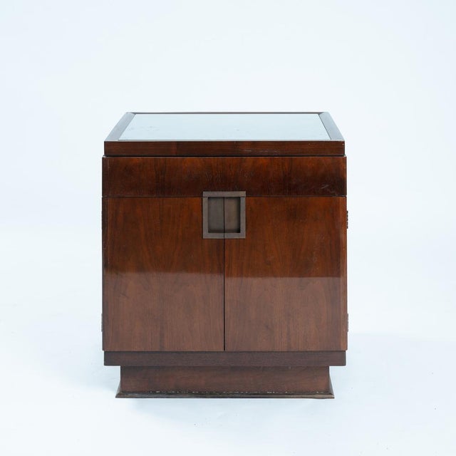 1950s Art Deco Baker Walnut Veneered Nightstands in Copper and Cut Glass Accents, 1950s, Set of 2 For Sale - Image 5 of 18