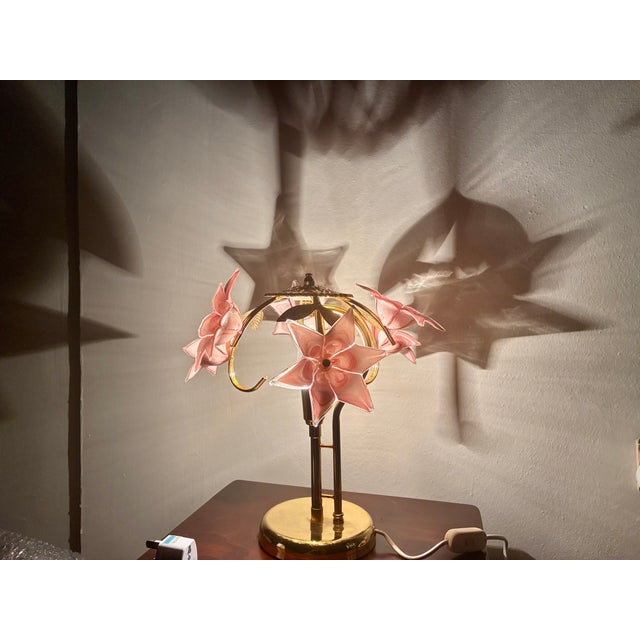 Glass Vintage Pink Murano Glass Floral Table Lamp – Authentic Italian Curved Flower Desk Lamp With Brass Frame – Romantic Atmospheric Lighting For Sale - Image 7 of 18