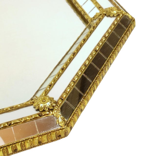 Baroque Large Vintage Venetian Hollywood Regency Octagonal Parclose Mirror with Glass and Brass Garlands, 1970s For Sale - Image 3 of 15