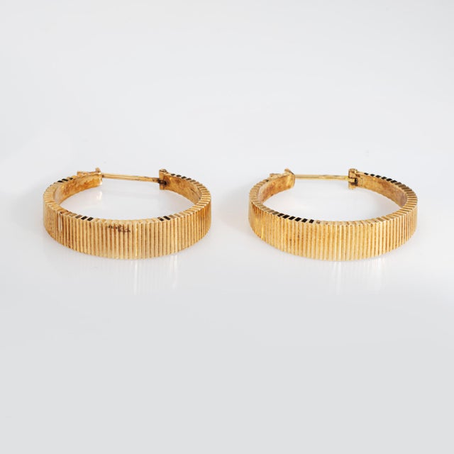 1980s Oval Shimmer Hoop Earrings Vintage 14k Yellow Gold 1" Drops Estate Jewelry, Pair For Sale - Image 5 of 6