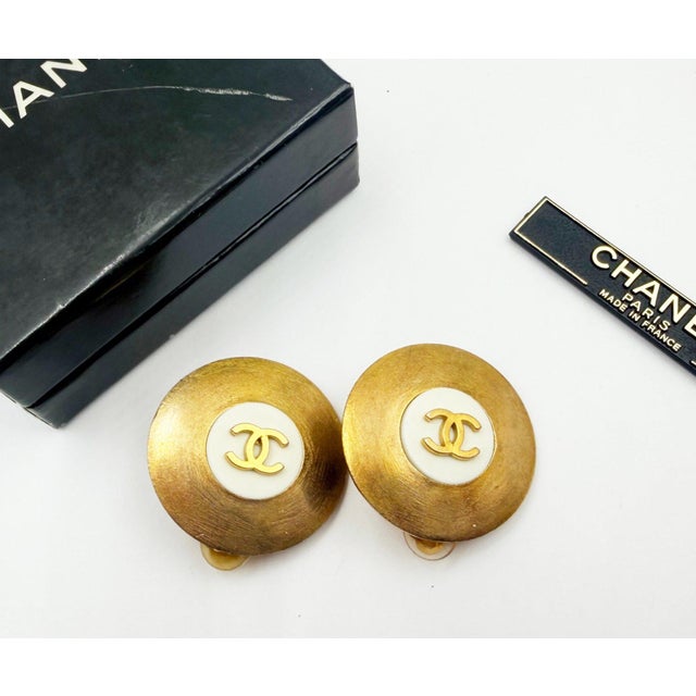 Contemporary 1990s Chanel Vintage Gold Plated CC White Disc Clip on Earrings, A Pair For Sale - Image 3 of 5