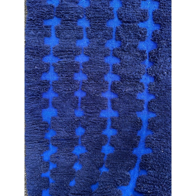 This refined Moroccan Beni Ouarain rug is a contemporary handwoven piece originating from the Middle Atlas region,...