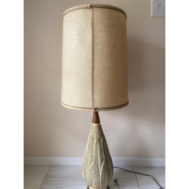Vintage Mid-Century Modern Quartite and Teak Gold and Cream Colored Leaf Design Table Lamp For Sale - Image 4 of 13