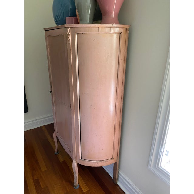 Antique French Louis XV Revival Painted Display Cabinet With Curved Glass Panel – Circa 1880–1910 For Sale - Image 4 of 10