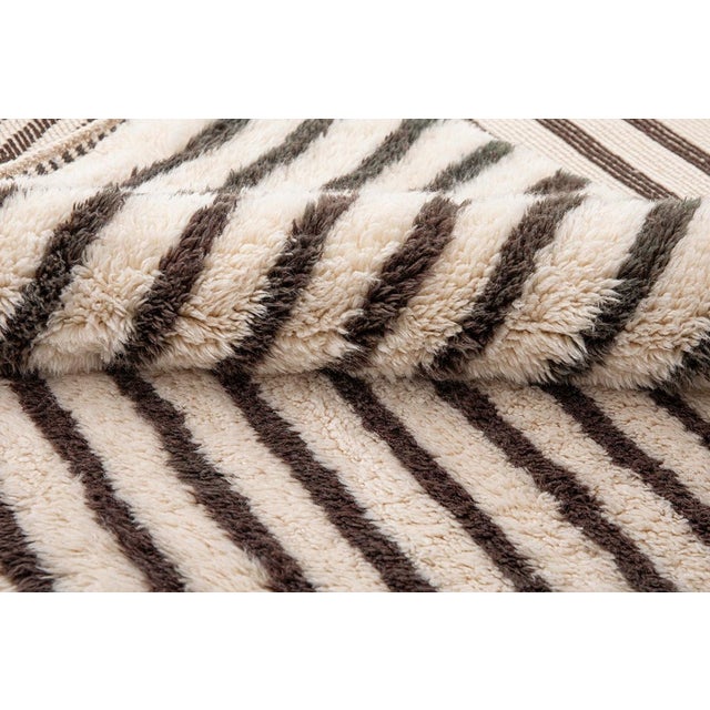 Ivory Optical Chevron Hourglass Hand-Knotted Wool Rug | 8'11" X 6'8" | One of a Kind For Sale - Image 8 of 8