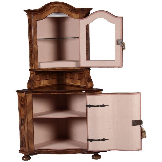 Early 18th Century Ancient Baroque Showcase in Walnut, 1730 For Sale - Image 5 of 18