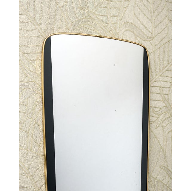 A wonderful vintage mirror from the 1950s/1960s. Beautifully preserved! The mirror surface is bordered with black edges.