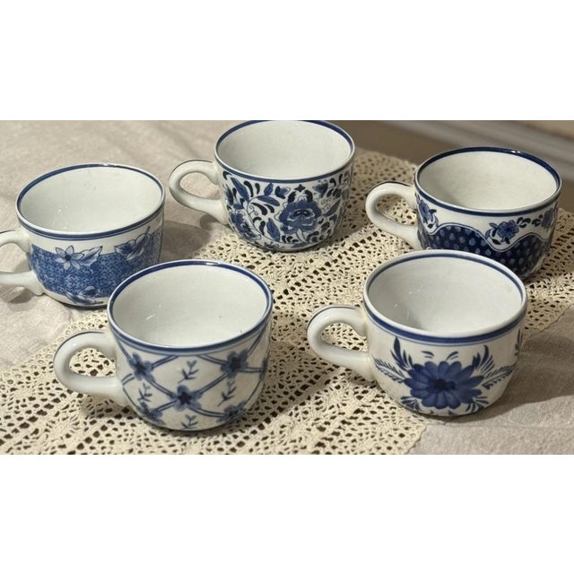This set of 5 Centrum CXM4 Blue Floral Chinese Porcelain Large Cappuccino Mugs showcases traditional Chinese culture with...