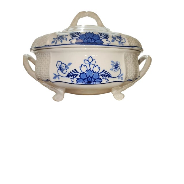English Circa 1909 Wedgwood Etruria Saxon Covered Serving Dish For Sale - Image 3 of 8