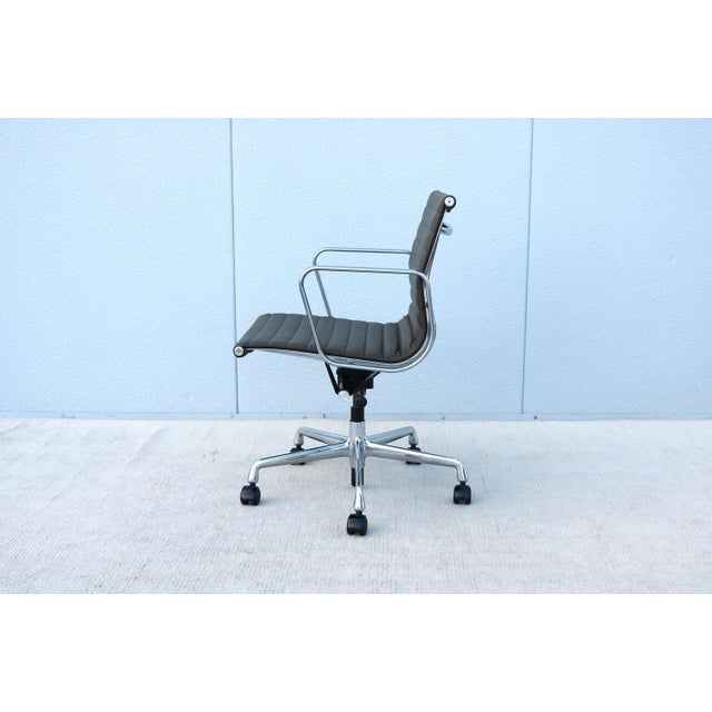 MCM Herman Miller Eames Aluminum Group Management Chair in Hunter Brown Leather For Sale In New York - Image 6 of 12