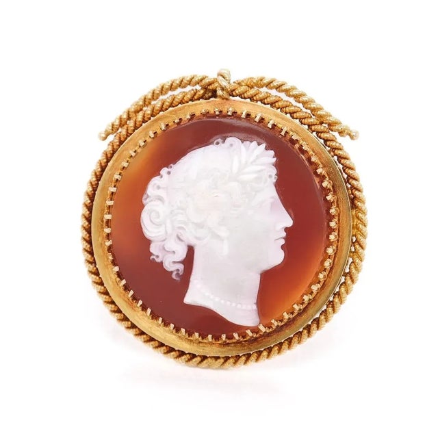 Victorian Vintage Antique Victorian Carved Hardstone Agate & 18k Gold Cameo Brooch of a Young Lady For Sale - Image 3 of 10