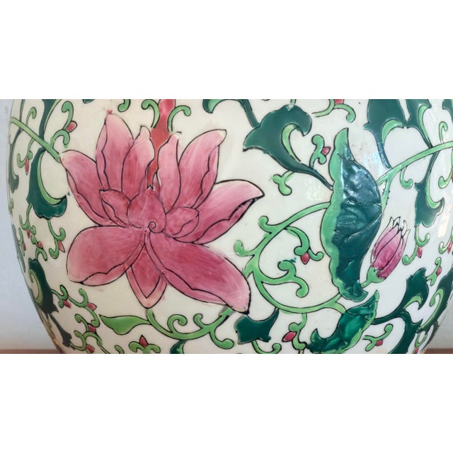 1960s Chinoiserie Ginger Jar Lamp With Pink and Green Floral Design and Pink Shade For Sale In Savannah - Image 6 of 10