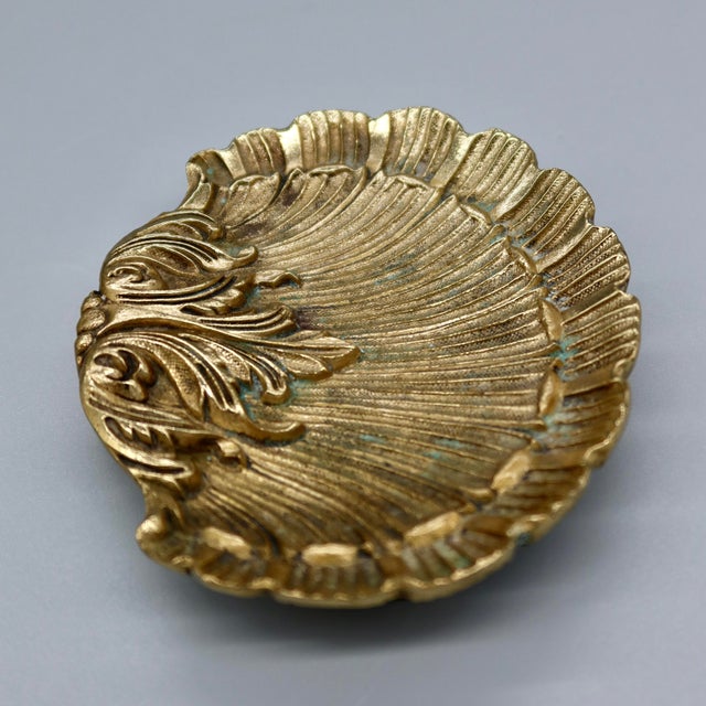 Vintage Brass Scallop Shell Trinket Dish — Footed Rococo Acanthus Catchall, Vide-Poche For Sale - Image 4 of 9