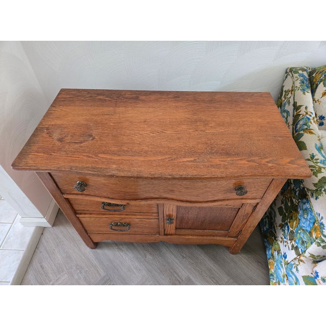 A charming and characterful piece of American Victorian furniture, this late 19th-century oak washstand is a wonderful...
