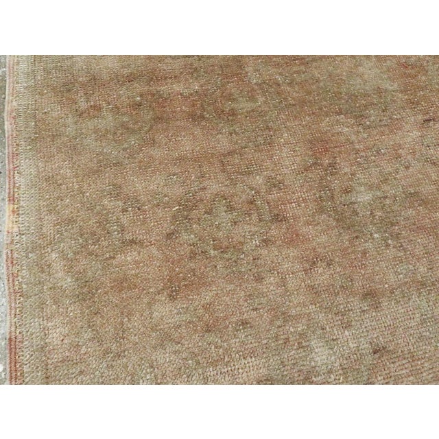 Galerie Shabab Collection Mid-20th Century Turkish Anatolian Accent Rug For Sale In New York - Image 6 of 10