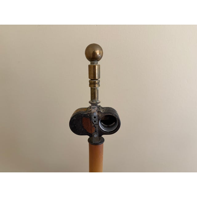 Chapman Manufacturing Company 1970s Faux Ram’s Horn & Brass Table Lamp in the English Country House Style For Sale - Image 4 of 12