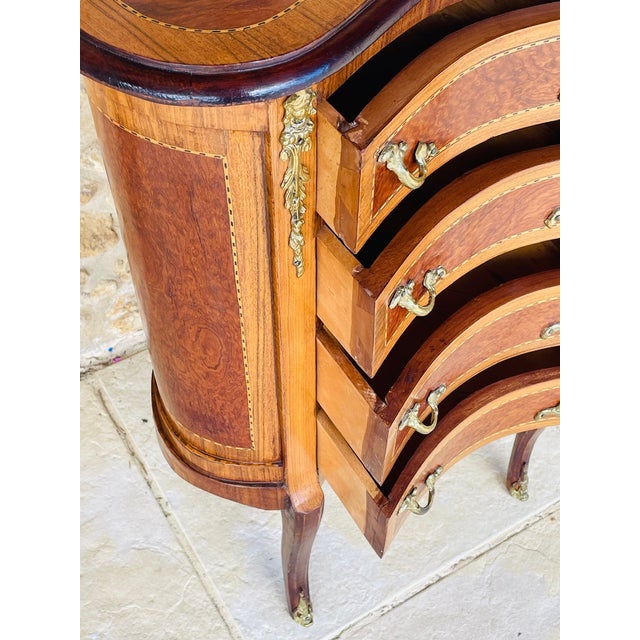 French Louis XV Style Chest of Drawers in Elm Burl and Walnut, 1940s For Sale - Image 14 of 18