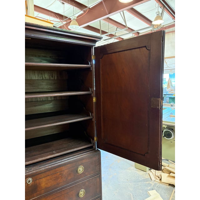 Early 19th Century English Regency Flame Mahogany Linen Press For Sale In Portland, ME - Image 6 of 7