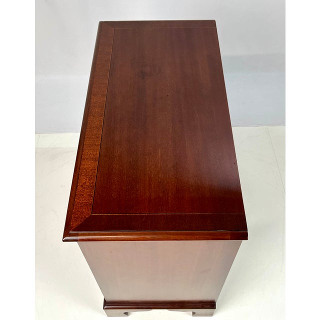 Vintage White Furniture Co. Chippendale Style Inlaid Mahogany 4-Drawer Nightstand / Bachelor Chest For Sale - Image 9 of 17