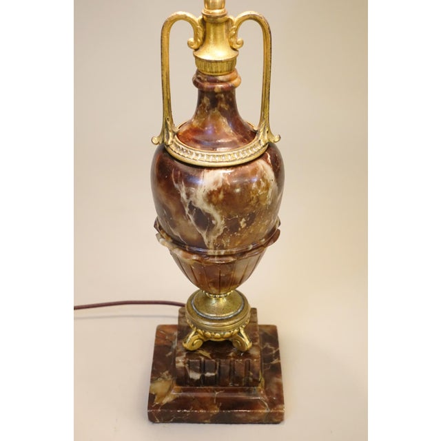 1930s French Art Deco Neo Classic Brass Gilt Urn Brown Alabaster Marble Table Lamp For Sale - Image 4 of 12
