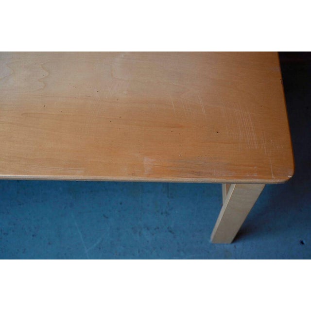 Sobriety, simplicity, and softness characterize this retro rectangular coffee table. It is made of light-colored plywood....