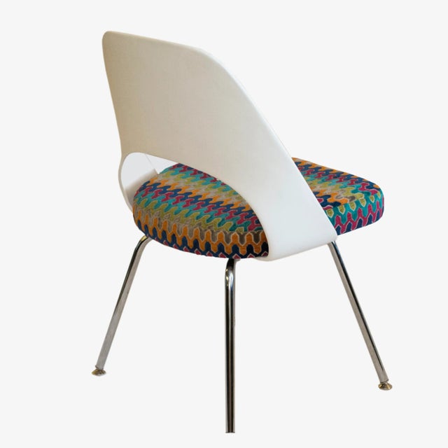 Knoll Knoll Armless Saarinen Plastic-Back Side Chair in Colorful ZigZag Fabric For Sale - Image 4 of 7