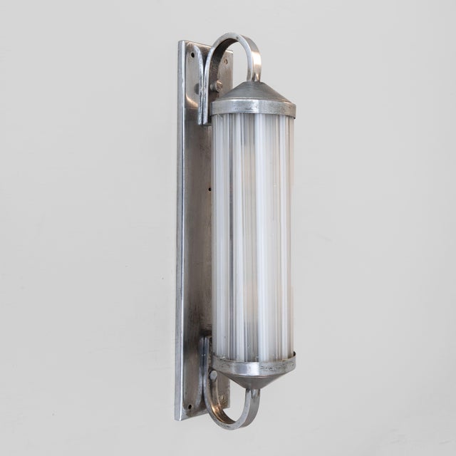 Functionalist Wall Light in Steel and Glass, 1930s, in Good conditions. Designed 1920 to 1949 European Plug (up to...