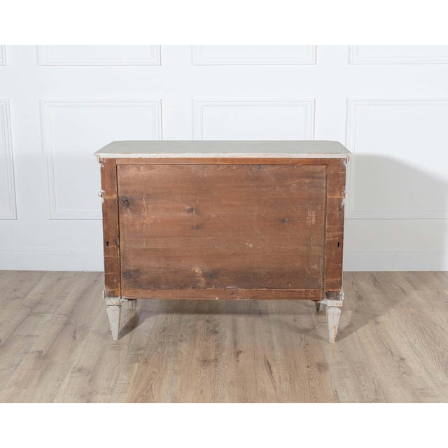 Off-white Pair of Swedish Gustavian-Style Painted Chests of Drawers, Early 20th Century For Sale - Image 8 of 9