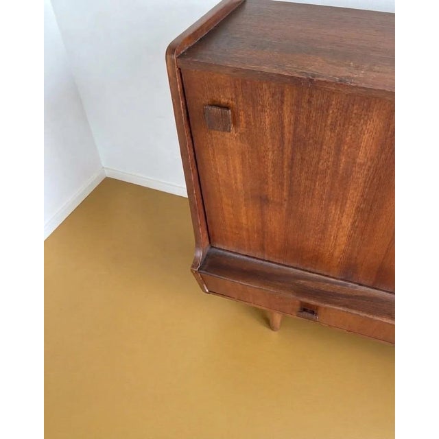 Danish teak sideboard from the 1960s, W. 120 D. 40 H. 90 cm. Dimensions: Width: 120 cm Depth: 40 cm Height: 90 cm Design...